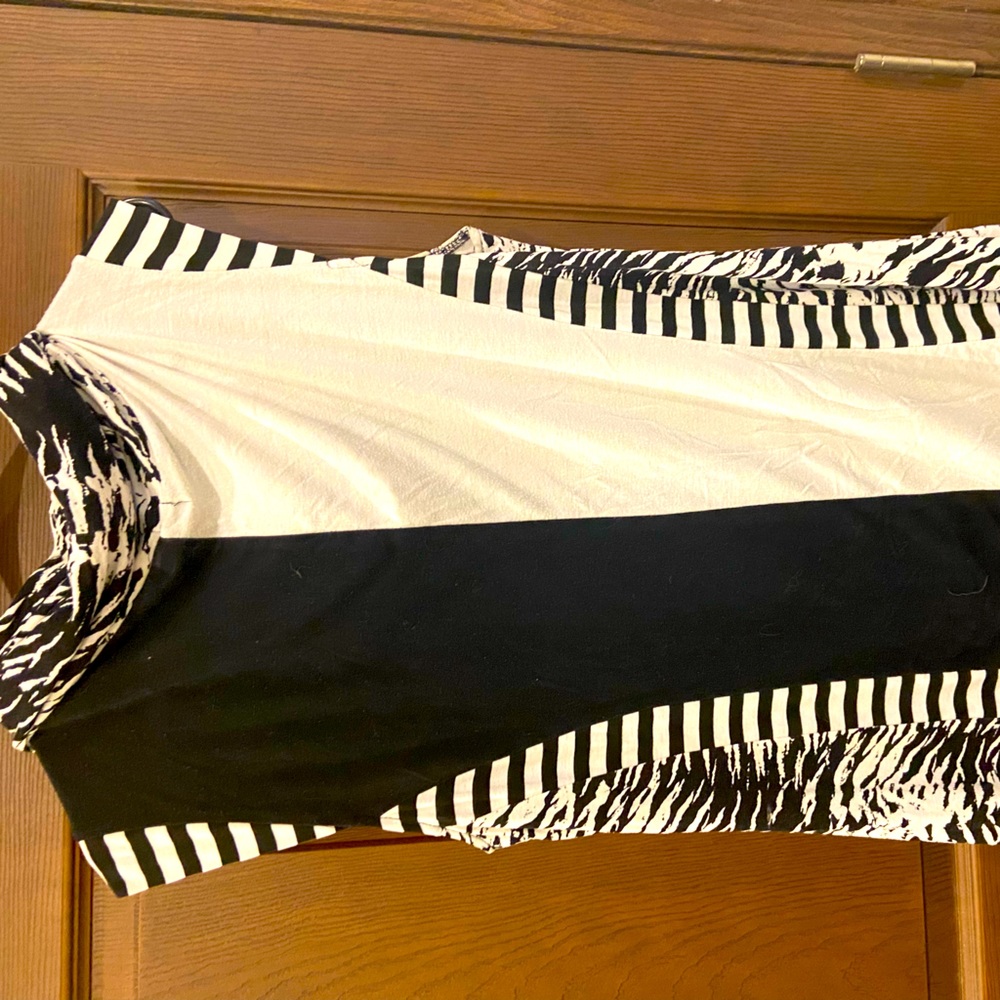 Scoop neck sleeveless top